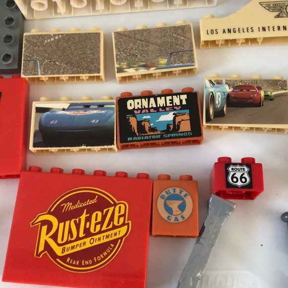 Disney Pixar piston cup & desert mega blocks - Picture 7 of 9